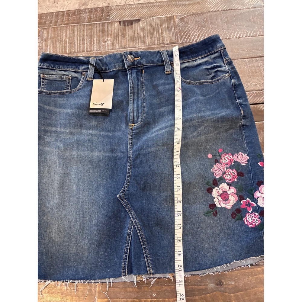 Seven7 Women Floral Embroidered Denim Skirt Ozark Blue Raw Hem NWT Size 14 - Picture 7 of 7